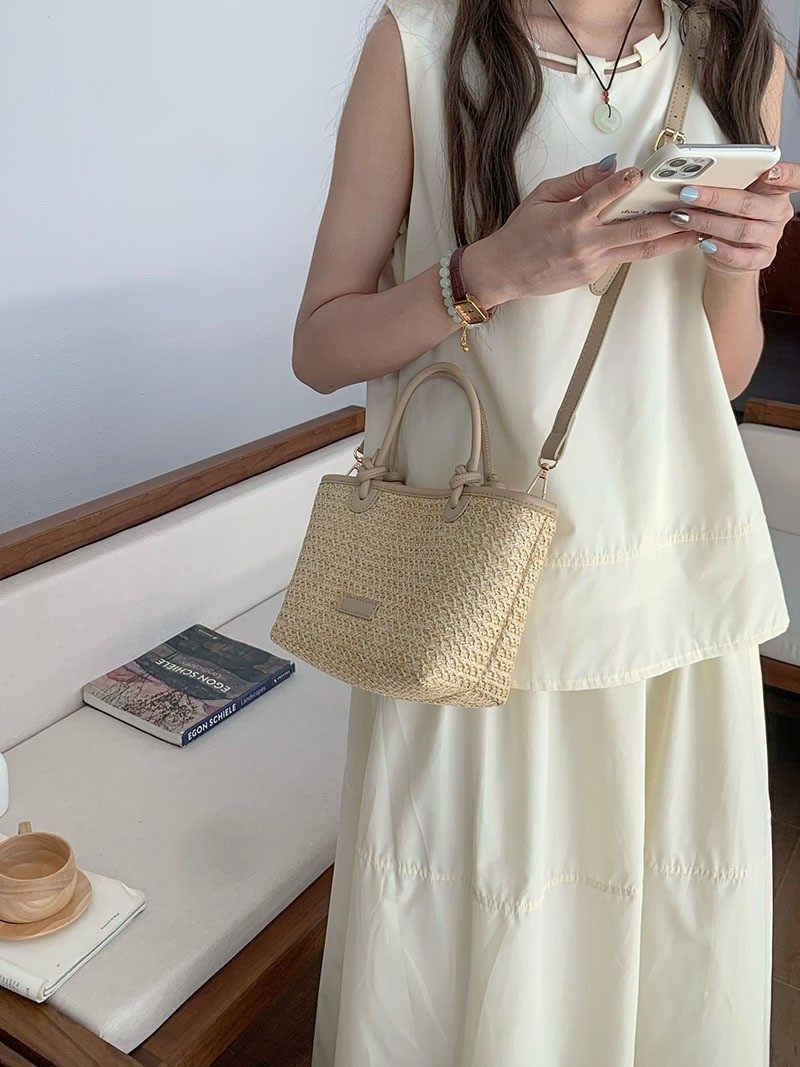 Handmade straw handbags, messenger bags