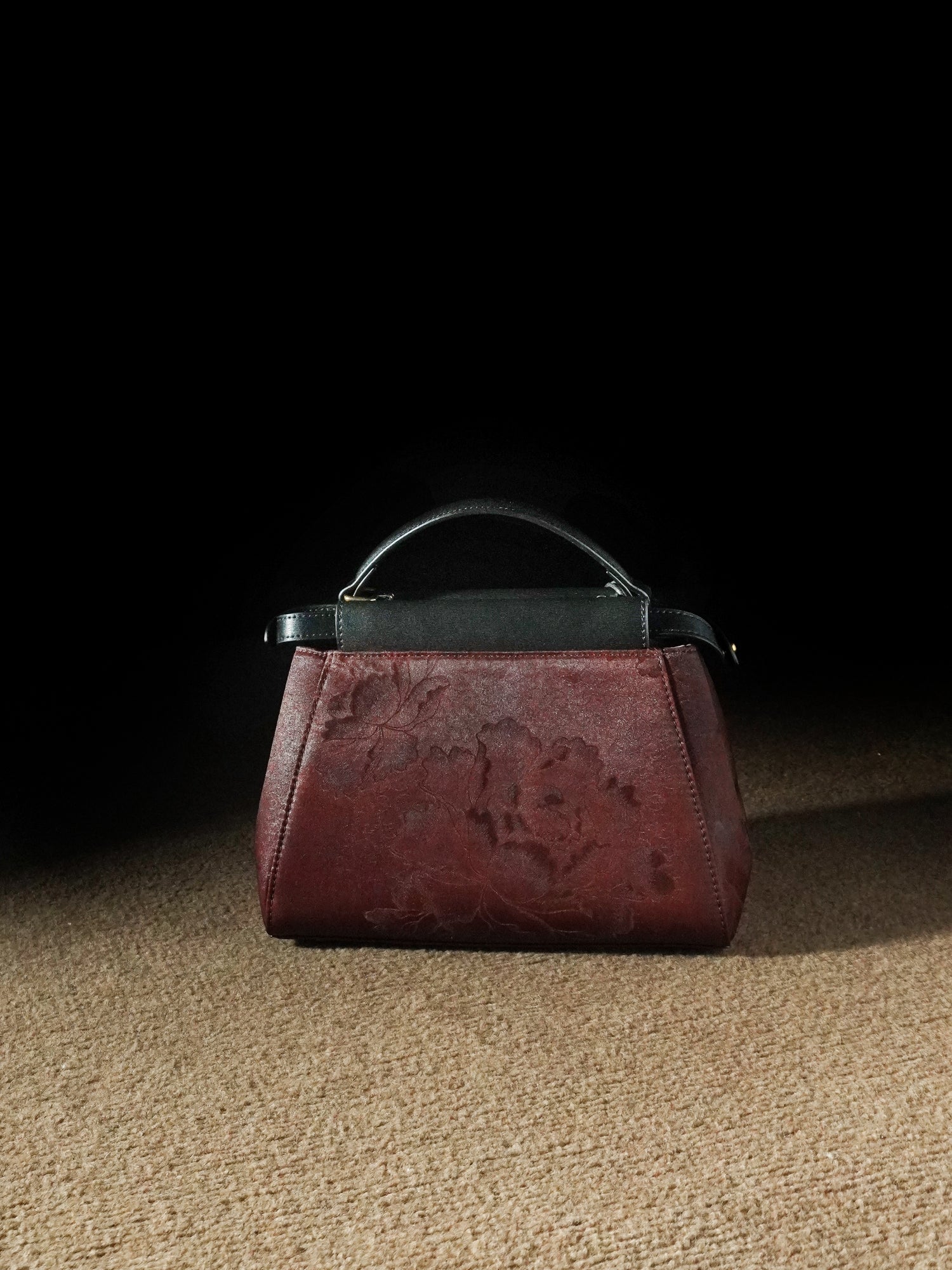 Red cloud yarn handbag, commuter bag