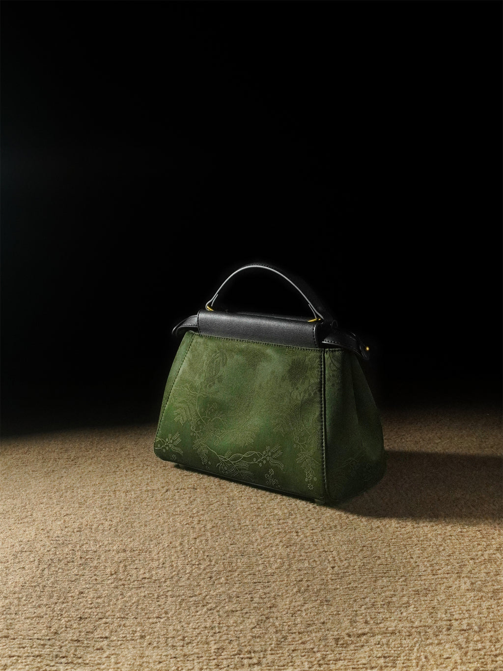 Red cloud yarn handbag, commuter bag