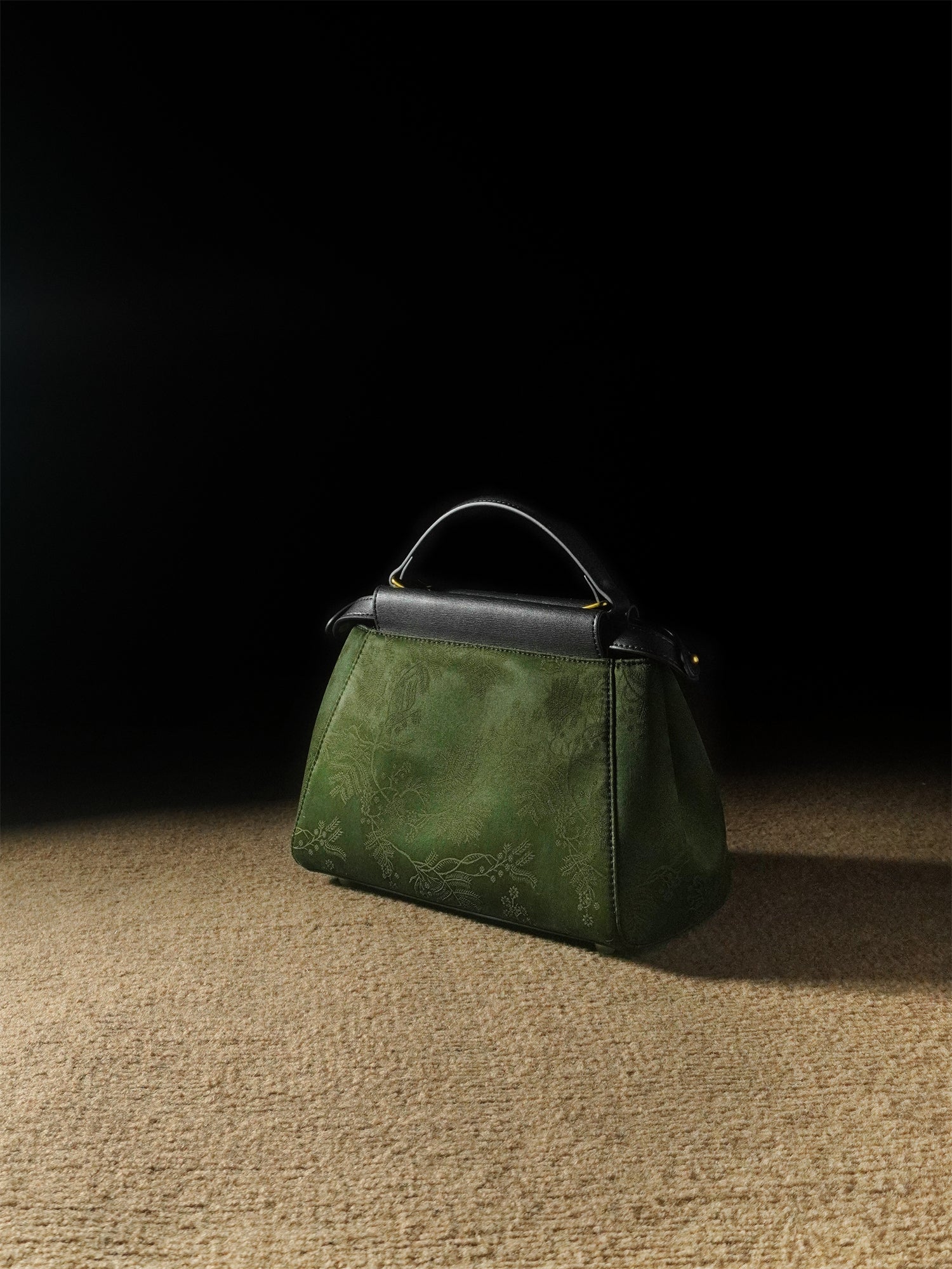 Red cloud yarn handbag, commuter bag