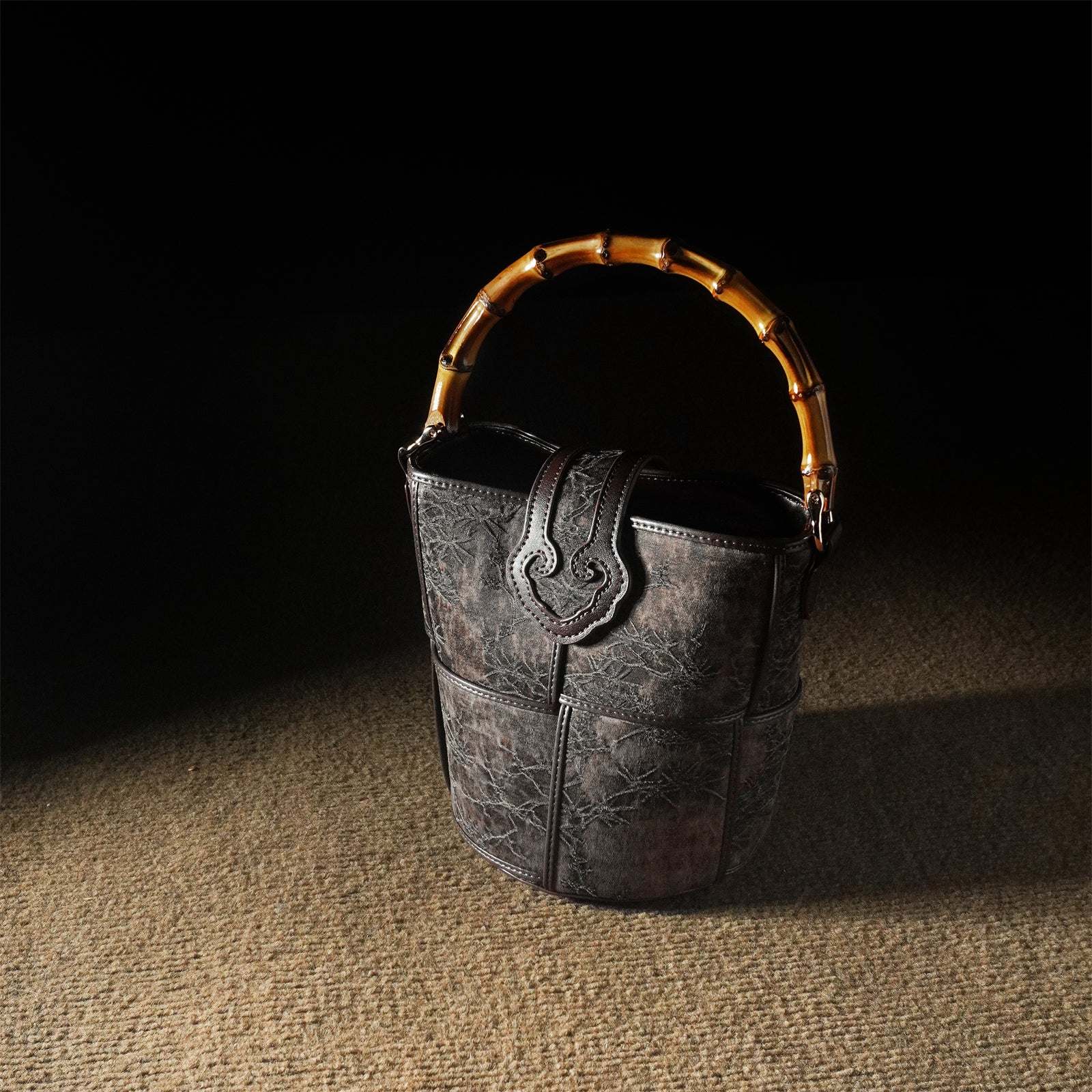 Xiangyunsha bucket bag, bamboo-knotted cowhide shoulder bag for women