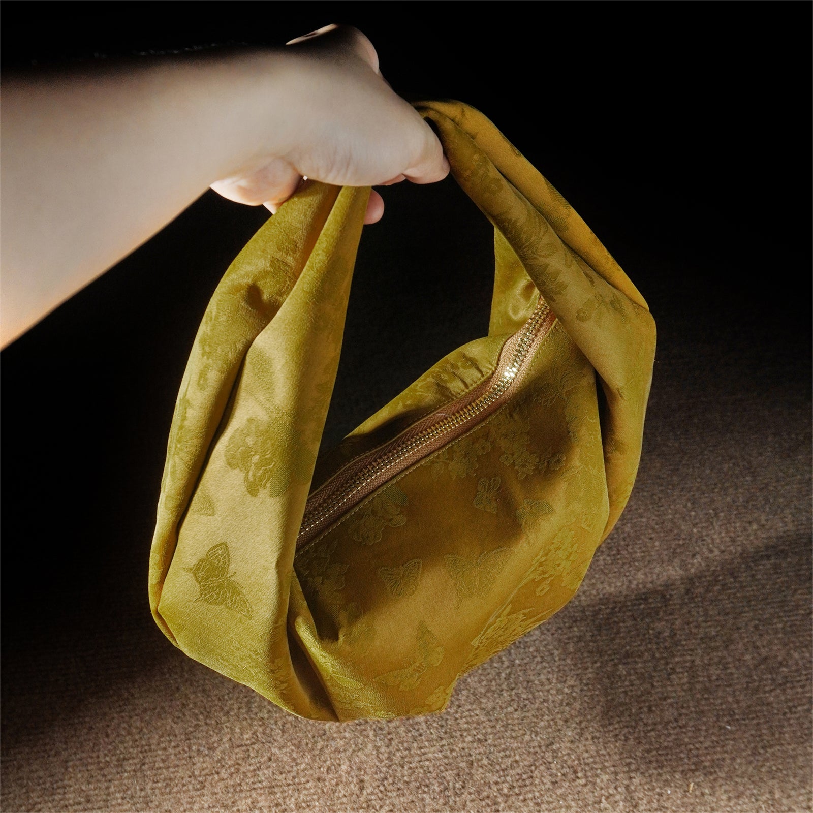 Xiangyunsha cloud bag, niche design handbag crossbody bag